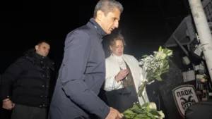 Συγκλονιστικές εικόνες, με λουλούδια στα χέρια έξω από την Τούμπα ο Λουτσέσκου και οι παίκτες του ΠΑΟΚ, ΒΙΝΤΕΟ