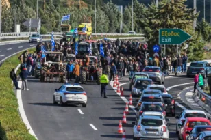 Με πολλά εμπόδια η επιστροφή των ταξιδιωτών - Μπλόκα αγροτών σε Μαρτίνο, Κιάτο και Αρχαία Νεμέα