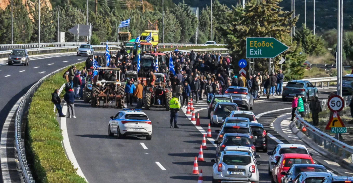 Με πολλά εμπόδια η επιστροφή των ταξιδιωτών - Μπλόκα αγροτών σε Μαρτίνο, Κιάτο και Αρχαία Νεμέα