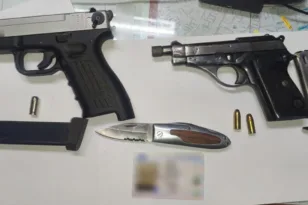 Παλαιό Φάληρο: Συνελήφθη επιχειρηματίας που είχε όπλα, γεμιστήρες και σουγιά στο αυτοκίνητό του