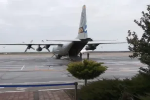 Τραγωδία στη Ρουμανία: Επέστρεψε στην Ελλάδα από την Τιμισοάρα το C130 που παρέλαβε τις επτά σορούς των οπαδών