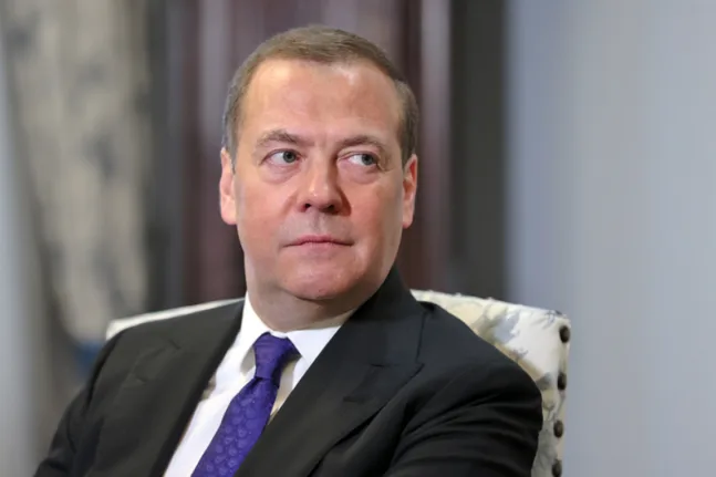 O Mεντβέντεφ προτείνει την απαγωγή του Μερτς: «Θα μπορούσε να είναι μια εξαιρετική ανατροπή»