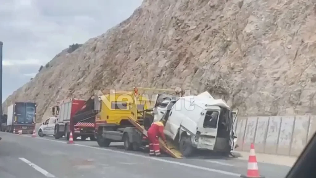 Μέγαρα: Σύγκρουση τριών φορτηγών στην Ε.Ο Αθηνών- Κορίνθου, εγκλωβισμός οδηγού βαν ΦΩΤΟ
