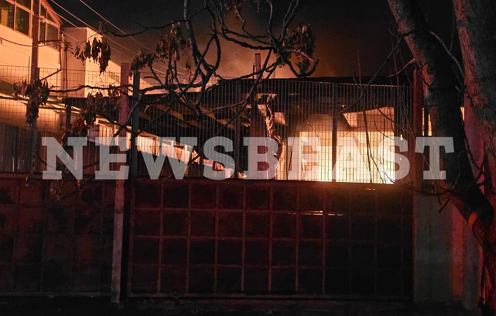 Μενίδι: Πύρινη κόλαση, κάηκαν τρια εργοστάσια ΦΩΤΟ