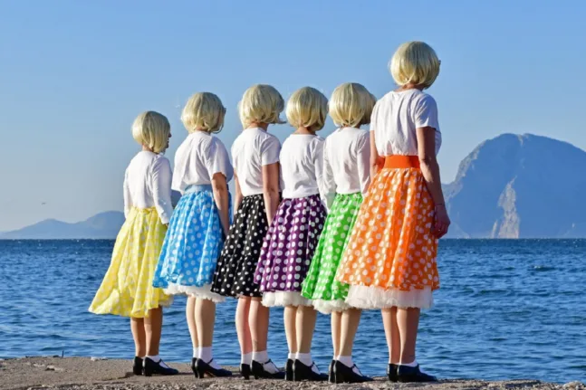 Περούκες, τακούνια και μπερδέματα: Οι ΣΦήΓΚΕΣ στο Πάνθεον με το «Μερικοί το προτιμούν… Ξανθό»