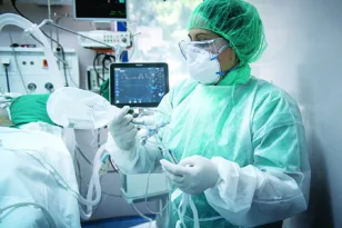 Πάτρα: Ασθενείς λιμνάζουν στη ΜΕΘ του ΠΓΝΠ – Διασωληνωμένοι νοσηλεύονται σε κλινικές