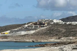 Μήλος: «Βγαίνουν προεγκρίσεις ακόμη και σε NATURA» – Ο δήμαρχος δείχνει “παραθυράκια” και ζητά φρένο στην οικοδομική πίεση γύρω από το Σαρακήνικο