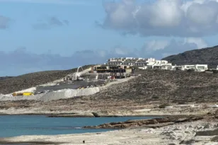 Συνεχίζονται οι εργασίες επέκτασης στο White Coast Μήλου: Καταγγελίες για «οικολογικό έγκλημα» στον Μύτακα δίπλα στο Σαρακήνικο