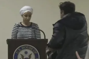 Ανδρας ψέκασε με άγνωστη ουσία σε σύριγγα βουλευτή στη Μινεσότα ΒΙΝΤΕΟ