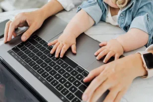 ΔΥΠΑ: Ξεκινά πρόγραμμα για 10.000 άνεργες μητέρες, επιδότηση και για part-time θέσεις εργασίας