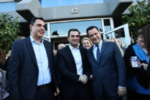 Κυριάκος Μητσοτάκης: Γιορτάζει τα 10 χρόνια στη ΝΔ και κόβει την πρωτοχρονιάτικη πίτα, ΦΩΤΟ