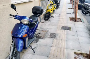 Πάτρα: Τσακωμοί για το παρκάρισμα – Μηχανάκια στα πεζοδρόμια, εντάσεις, στα Προσφυγικά