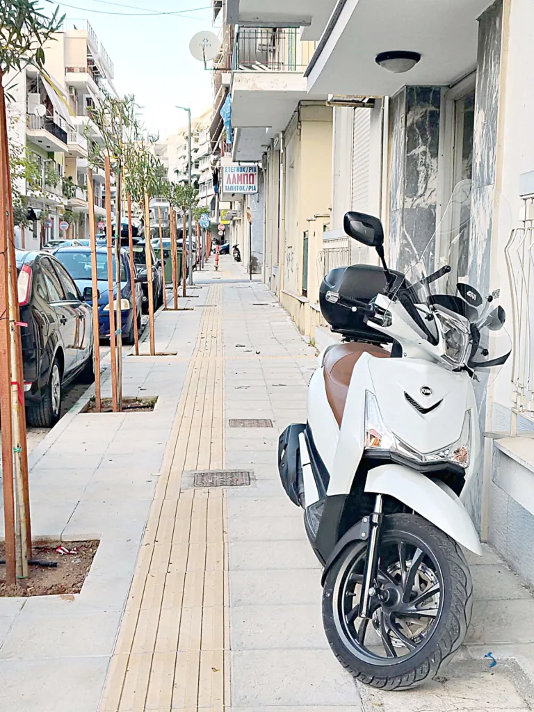 Πάτρα: Τσακωμοί για το παρκάρισμα - Μηχανάκια στα πεζοδρόμια, εντάσεις, στα Προσφυγικά