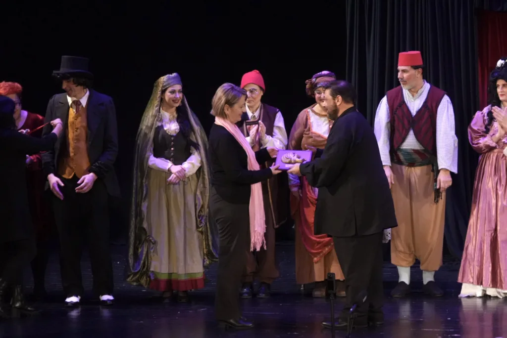 Πατρινό καρναβάλι 2026: Με σάτιρα, συγκίνηση και χειροκρότημα άνοιξε ο «Μώμος ο Πατρεύς» στο Πάνθεον