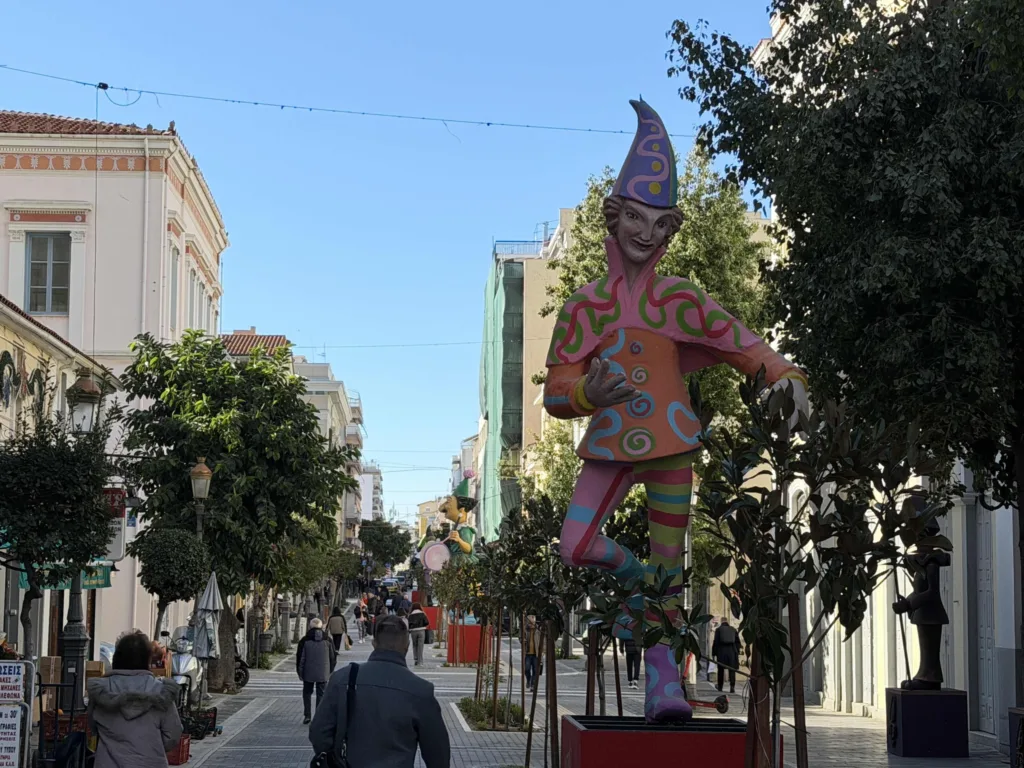 Πατρινό Καρναβάλι 2026: Τα σημεία της πόλης που έχουν στολιστεί με μπάστακες ΦΩΤΟ