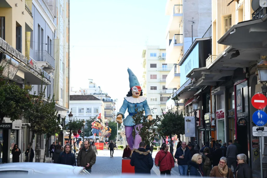 Πατρινό Καρναβάλι 2026: Τα σημεία της πόλης που έχουν στολιστεί με μπάστακες ΦΩΤΟ