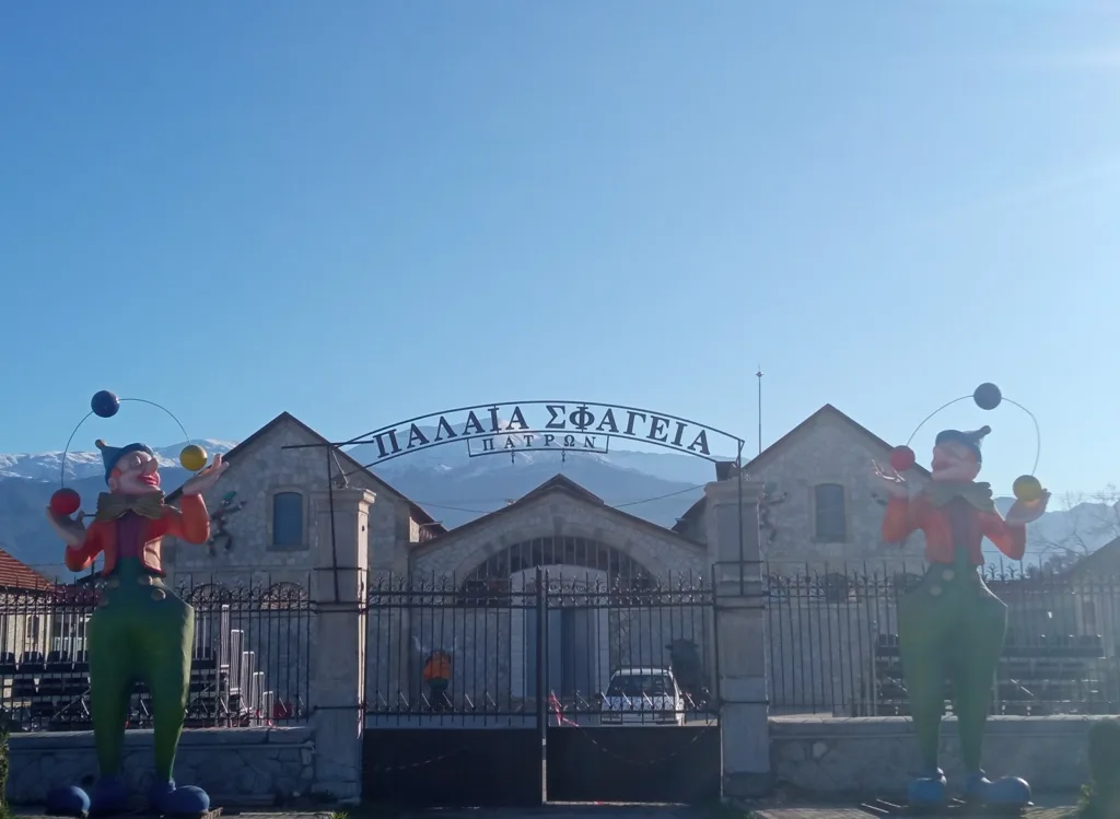 Πατρινό Καρναβάλι 2026: Τα σημεία της πόλης που έχουν στολιστεί με μπάστακες ΦΩΤΟ