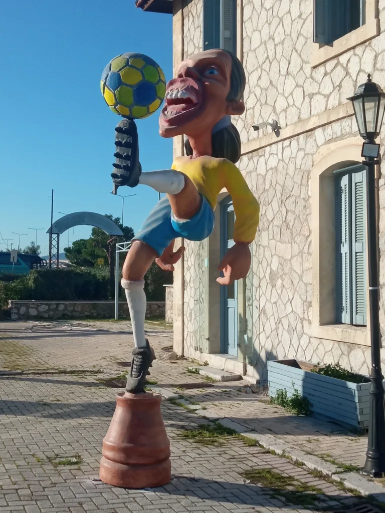 Πατρινό Καρναβάλι 2026: Τα σημεία της πόλης που έχουν στολιστεί με μπάστακες ΦΩΤΟ