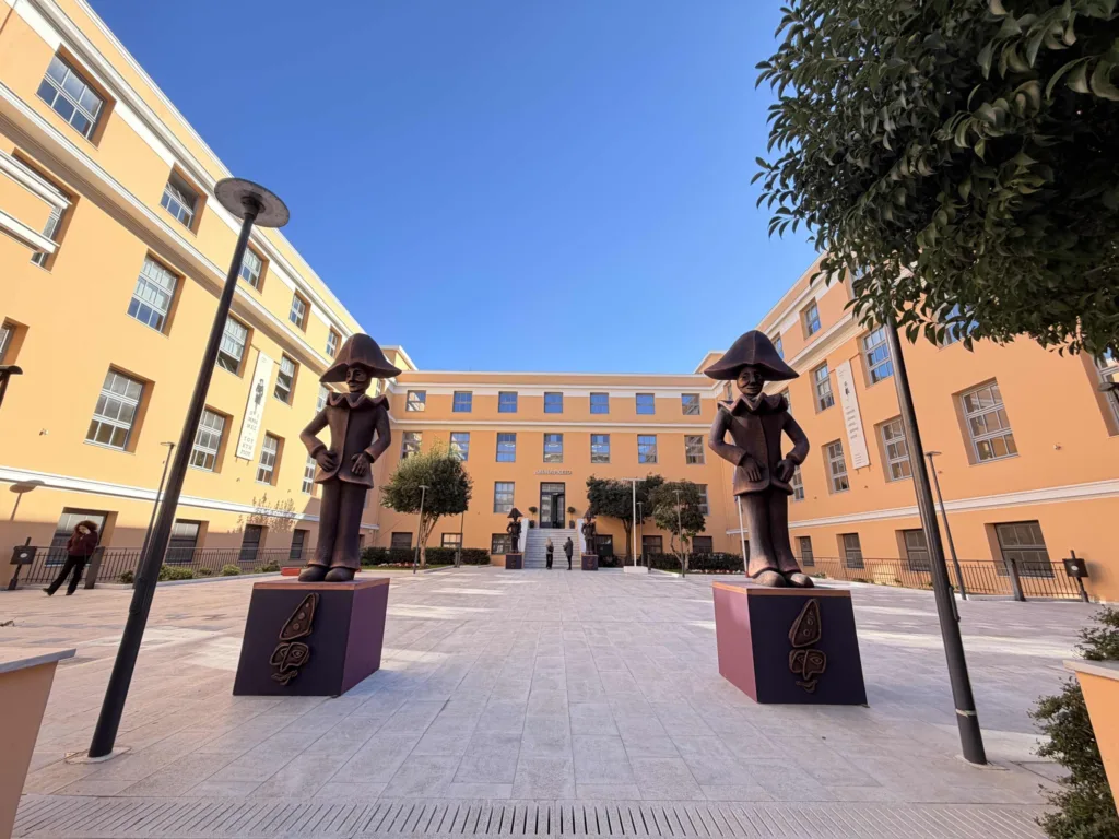 Πατρινό Καρναβάλι 2026: Τα σημεία της πόλης που έχουν στολιστεί με μπάστακες ΦΩΤΟ