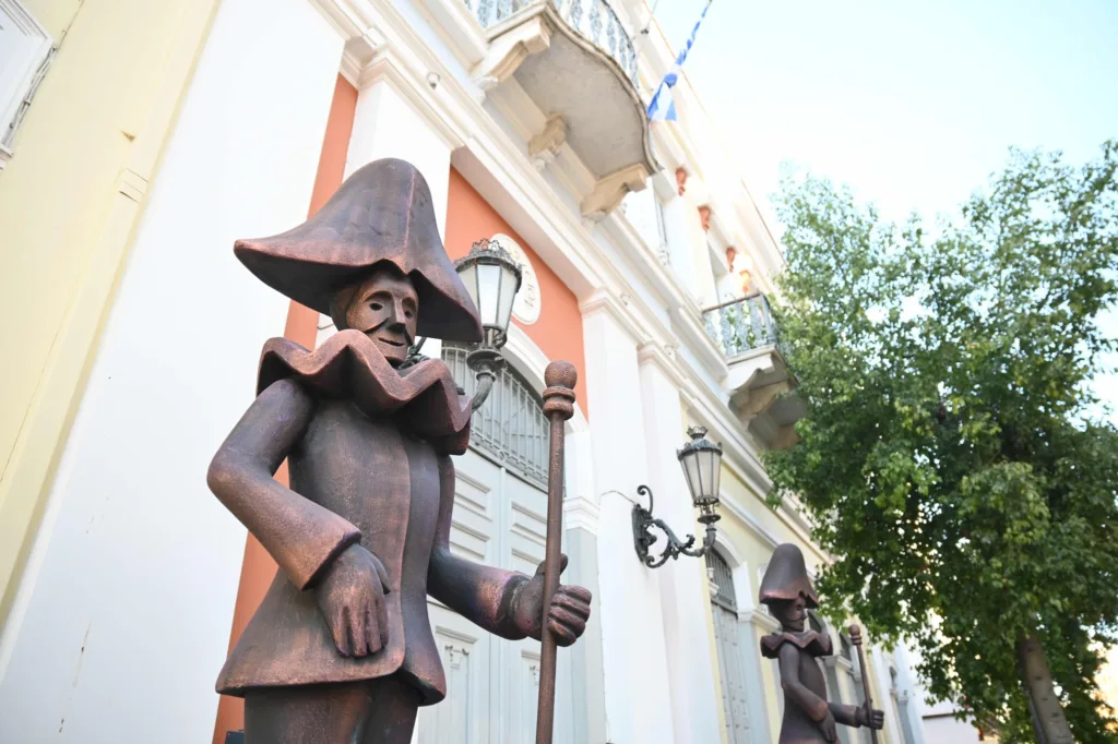 Πατρινό Καρναβάλι 2026: Τα σημεία της πόλης που έχουν στολιστεί με μπάστακες ΦΩΤΟ