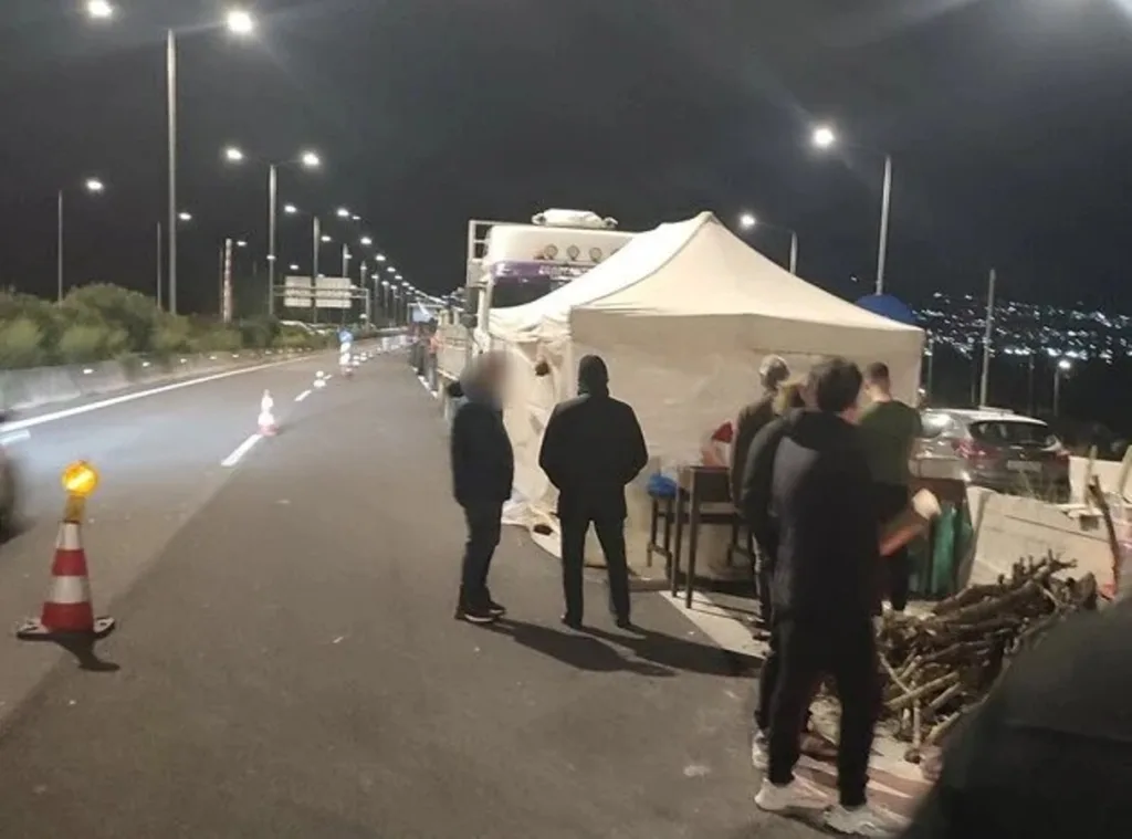 Αγρότες: Πρωτοχρονιά 2026 δίπλα στα τρακτέρ, η εικόνα στα μπλόκα ΦΩΤΟ Αγρότες: Πρωτοχρονιά 2026 δίπλα στα τρακτέρ, η εικόνα στα μπλόκα ΦΩΤΟ