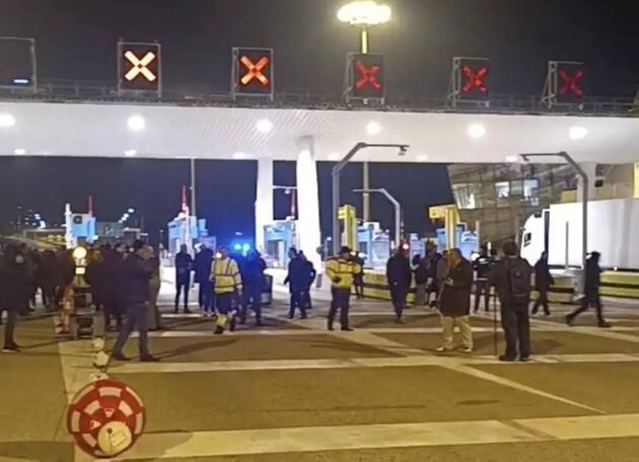 Αποκλεισμός και άνοιγμα των διοδίων της Γέφυρας Ρίου - Αντιρρίου από αγρότες