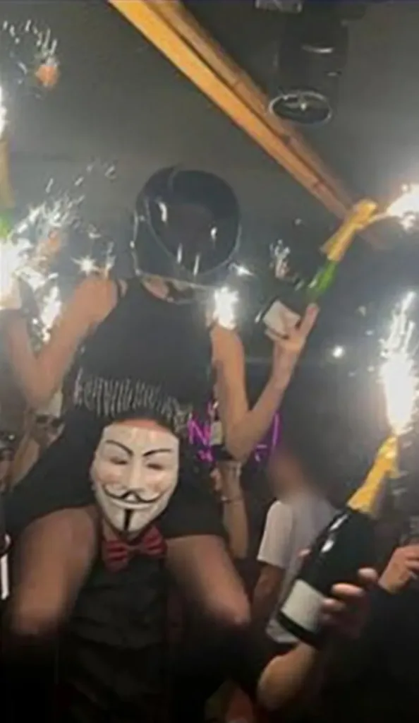 Κραν Μοντανά: Τι δείχνουν οι φωτογραφίες και τα βίντεο για τον λόγο που η φωτιά στο μπαρ εξαπλώθηκε τόσο γρήγορα Κραν Μοντανά: Τι δείχνουν οι φωτογραφίες και τα βίντεο για τον λόγο που η φωτιά στο μπαρ εξαπλώθηκε τόσο γρήγορα