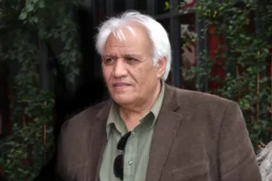 Ο Κώστας Μπουλμπασάκος στην «Π»: «Η μνήμη δεν είναι παρελθόν, αλλά στάση ζωής» – Μια παράσταση για τα θύματα της Βότση