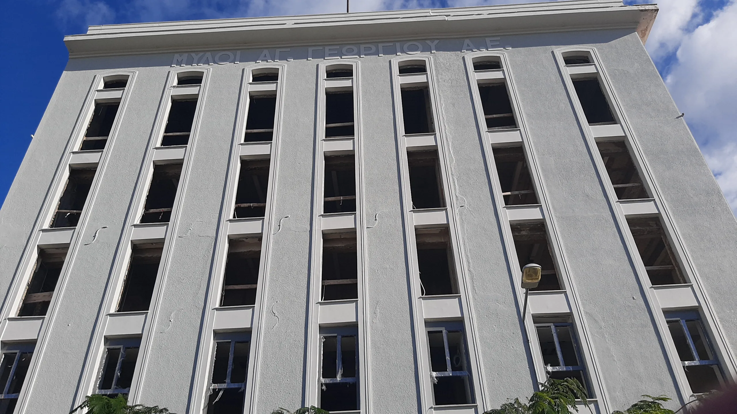 Πάτρα: Τα κτίρια που κουβαλούν τη μνήμη της πόλης και περιμένουν τη δεύτερη ζωή τους