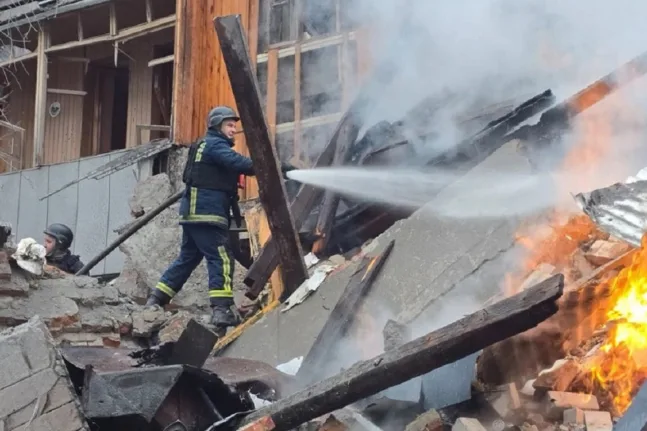 Τριμερείς συνομιλίες στο Άμπου Ντάμπι και βομβαρδισμοί στην Ουκρανία: Διπλωματία με το όπλο στο τραπέζι