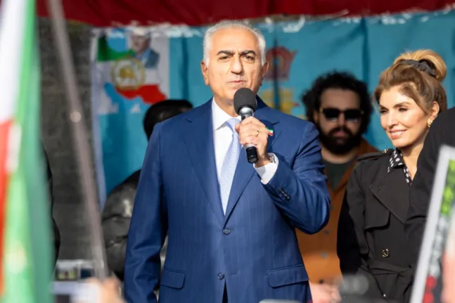 Ιράν: Καλεί σε επανάσταση και δηλώνει έτοιμος να επιστρέψει ο Ρεζά Παχλαβί