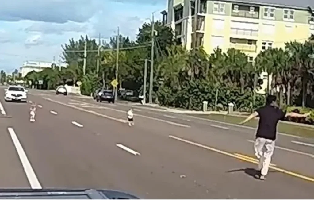 ΒΙΝΤΕΟ με νήπια να περπατούν σε αυτοκινητόδρομο στη Φλόριντα