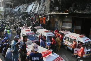 Καράτσι: 21 νεκροί και 63 αγνοούμενοι μετά τη μεγάλη φωτιά σε εμπορικό κέντρο