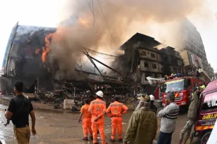 Πακιστάν: Έξι νεκροί σε πυρκαγιά σε εμπορικό κέντρο στο Καράτσι