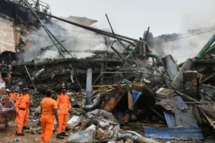 Καράτσι: Τουλάχιστον 11 νεκροί και πάνω από 60 αγνοούμενοι μετά την καταστροφική πυρκαγιά στο εμπορικό κέντρο Gul Plaza