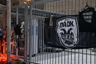 Συγκλονιστικές εικόνες, με λουλούδια στα χέρια έξω από την Τούμπα ο Λουτσέσκου και οι παίκτες του ΠΑΟΚ, ΒΙΝΤΕΟ