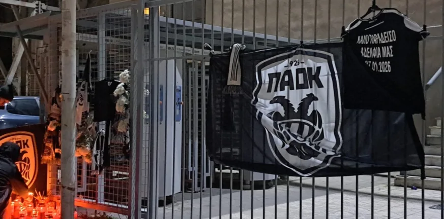 Συγκλονιστικές εικόνες, με λουλούδια στα χέρια έξω από την Τούμπα ο Λουτσέσκου και οι παίκτες του ΠΑΟΚ, ΒΙΝΤΕΟ