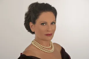 Θεοφανία Παπαθωμά στην «Π»: «Η Βέμπο με διάλεξε!» – Την Τετάρτη στην Πάτρα