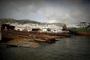 Πέραμα: Σταθεροποιήθηκε το δεξαμενόπλοιο μετά την εισροή υδάτων – Μικρή ρύπανση και έρευνα για τα αίτια