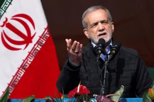 Ιράν: Η κυβέρνηση Πεζεσκιαν προχωρά σε οικονομικές παραχωρήσεις για να κατευνάσει τις διαμαρτυρίες