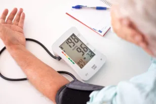 Τι θα (μας) συμβεί αν τρώμε ένα κουταλάκι αλάτι λιγότερο την ημέρα