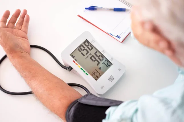 Τι θα (μας) συμβεί αν τρώμε ένα κουταλάκι αλάτι λιγότερο την ημέρα