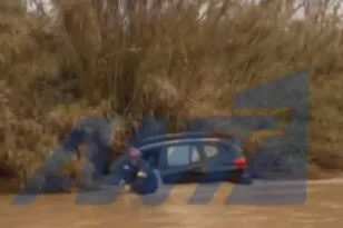 ΒΙΝΤΕΟ από τη διάσωση εγκλωβισμένων σε ΙΧ, υπερχείλισε ρέμα στο Πικέρμι