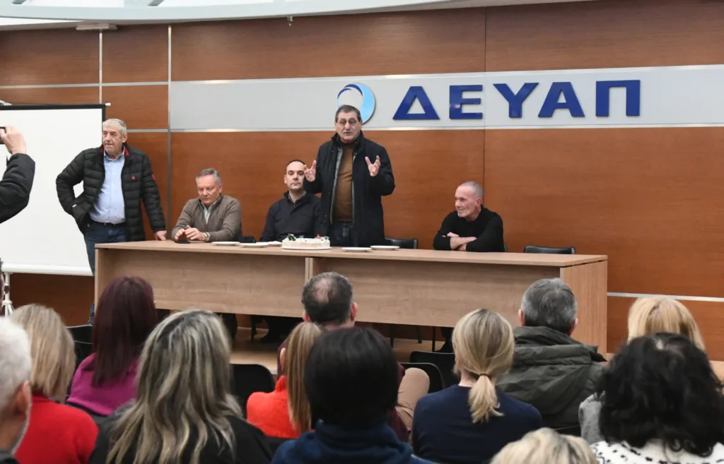 Πάτρα: Κοπή πίτας του Συλλόγου Εργαζομένων ΔΕΥΑΠ - Μήνυμα Πελετίδη για το νερό και την εμπορευματοποίηση Πάτρα: Κοπή πίτας του Συλλόγου Εργαζομένων ΔΕΥΑΠ - Μήνυμα Πελετίδη για το νερό και την εμπορευματοποίηση