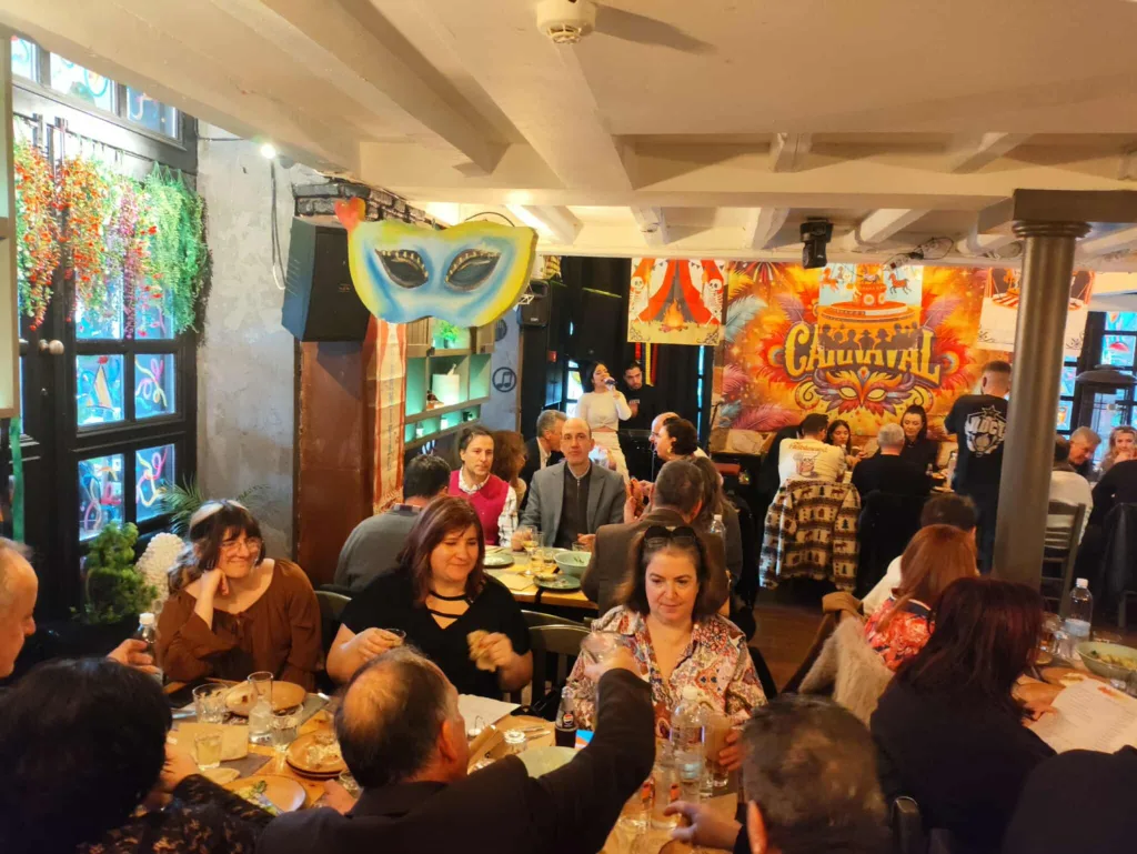 σπιράλ: Κοπή πίτας με πλήθος κόσμου ΦΩΤΟ σπιράλ: Κοπή πίτας με πλήθος κόσμου ΦΩΤΟ