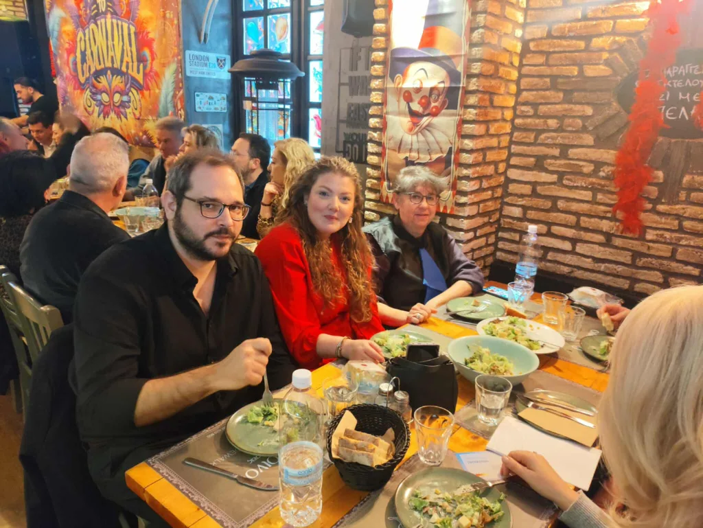 σπιράλ: Κοπή πίτας με πλήθος κόσμου ΦΩΤΟ σπιράλ: Κοπή πίτας με πλήθος κόσμου ΦΩΤΟ