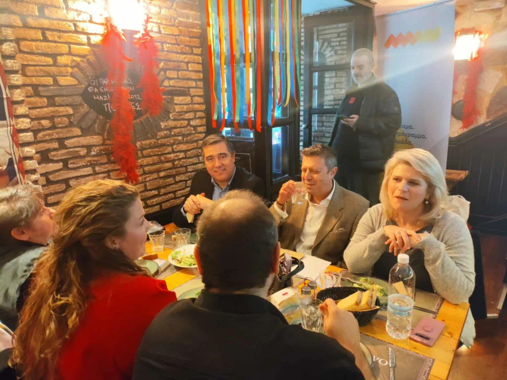 σπιράλ: Κοπή πίτας με πλήθος κόσμου ΦΩΤΟ σπιράλ: Κοπή πίτας με πλήθος κόσμου ΦΩΤΟ