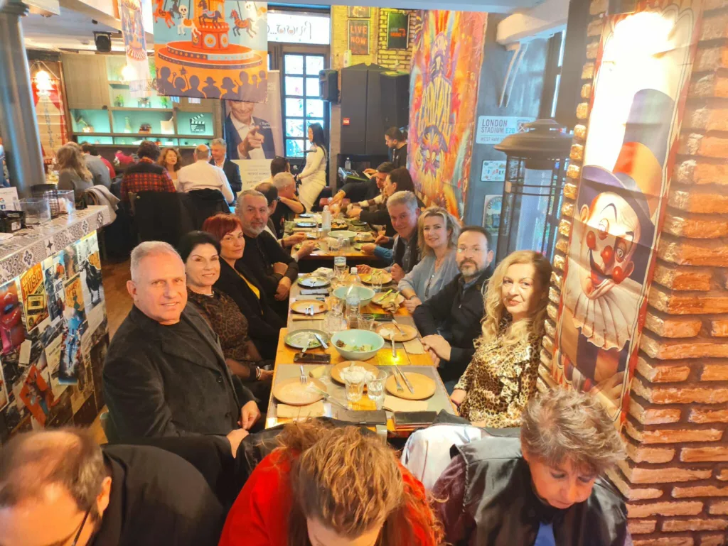 σπιράλ: Κοπή πίτας με πλήθος κόσμου ΦΩΤΟ σπιράλ: Κοπή πίτας με πλήθος κόσμου ΦΩΤΟ