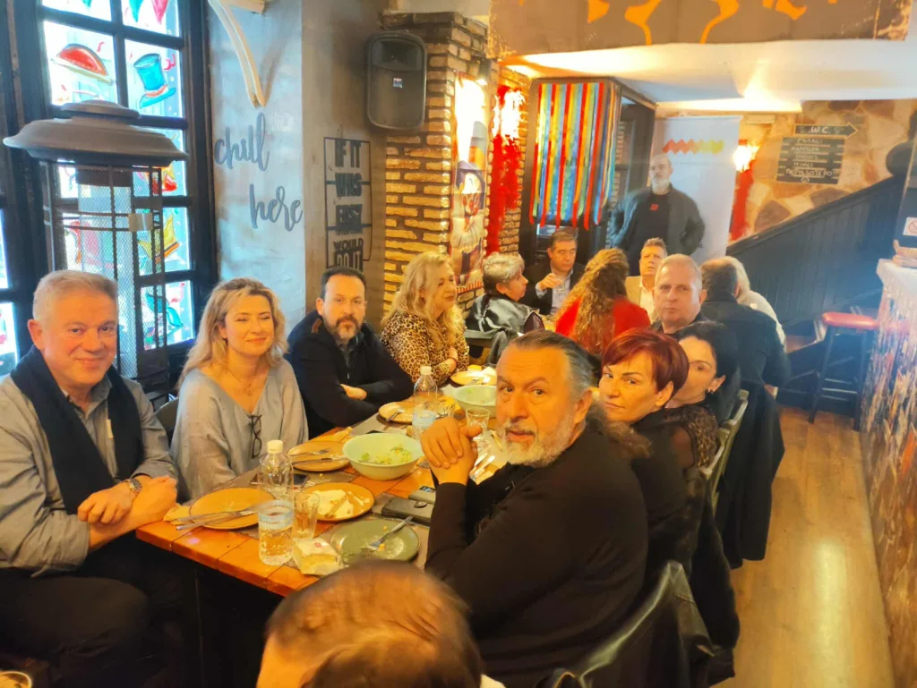 σπιράλ: Κοπή πίτας με πλήθος κόσμου ΦΩΤΟ σπιράλ: Κοπή πίτας με πλήθος κόσμου ΦΩΤΟ