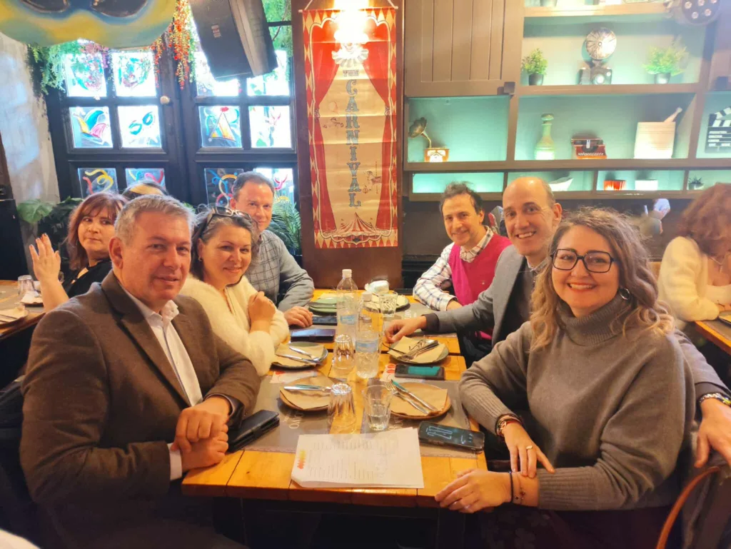 σπιράλ: Κοπή πίτας με πλήθος κόσμου ΦΩΤΟ σπιράλ: Κοπή πίτας με πλήθος κόσμου ΦΩΤΟ